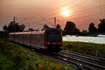 Am 26.8.2017 bei Sonnenuntergang verschleierten feine Wolkenschichten die Sonne und ermöglichten die Aufnahme des Triebzuges 440 201-2 der von Passau Hbf nach München Hbf in Langenisarhofen