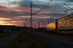 Eine DB 152 mit einem KLV-Zug im Sonnenuntergang bei Oberdachstetten Richtung Würzburg, 16.10.2019