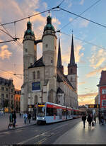 Marktkirche und Straßenbahn unterm Abendrot: MGT-K (Bombardier Flexity Classic), Wagen 665 und 666, beim Halt auf dem Marktplatz in Halle (Saale).

🧰 Hallesche Verkehrs-AG (HAVAG)
🚋 Linie 10 Göttinger Bogen–Hauptbahnhof
🕓 28.9.2024 | 18:48 Uhr