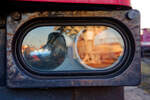 Im Scheinwerfer von 241 338 reflektiert sich der Kohlebunker und VT 18.16.03 im Abendlicht, 12.03.2022