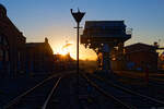 Abendstimmung im S�chsischen Eisenbahnmuseum Chemnitz-Hilbersdorf (Das Foto entstand im Rahmen einer Fotoveranstaltung, Gleisbereich durfte betreten werden), 12.03.2022