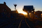 Abendstimmung im S�chsischen Eisenbahnmuseum Chemnitz-Hilbersdorf (Das Foto entstand im Rahmen einer Fotoveranstaltung, Gleisbereich durfte betreten werden), 12.03.2022