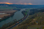 Nachdem sich die tolle Wolkenstimmung gelegt hatte, tauchte auch bereits der erste Zug wieder auf. Eine ELL-Vectron mit einem Containerzug bei Karlstadt (Main) Richtung W�rzburg - immerhin im Hintergrund tat sich stimmungstechnisch noch etwas, 19.03.2022