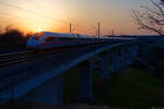 ICE 881 (Hamburg-Altona - M�nchen Hbf) im Abendlicht bei Emskirchen, 20.03.2022