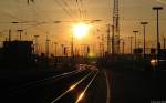 Die letzen Sonnenstrahlen lassen den Schienenstrang im Dortmunder Hbf erstrahlen (November 2007).