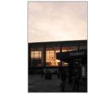 Hauptbahnhof Heidelberg -     Die verglaste Bahnhofshalle im Abend-Gegenlicht.