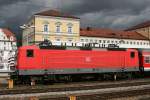 Dunkle Wolken ziehen auf, als 143 165 mit einer RB am 27.03.2010 in Regensburg Hbf wartet.