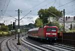 143 024 durchfhrt bei einem kurzen  Sonnegucker  am 30.08.2010 mit RB nach Plattling die Station Nrnberg Gleihammer.