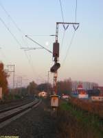 Das Einfahrtsignal von Flrsheim am Main wurde am 13.11.2005   noch von der untergehenden Sonne angeleuchtet, whrend ihr   Pendant bereits am Firmament stand.