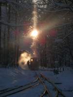 Die Dampflok von der Parkeisenbahn Chemnitz kmpft sich durch den Schnee. 03.12.2010