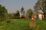 Wenige Minuten spter posierte der Osterhase vor der RB 34871 von Wangen nach Naumburg Ost.