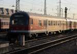 Ein Karlsruher Steuerwagen sonnt sich am 28. Mai 2011 in der Abendsonne im Wrzburger Hbf.