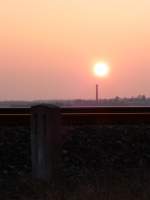 Ein Kilomerterstein im Sonnenuntergang in Buch/V.
