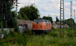 Lok 221 135-7 der Bocholter Eisenbahn bei der Durchfahrt durch die S-Bahn Station Porz (Rhein). Sie fhrt tatschlich auf Schienen und die Aufnahme stammt vom 12.07.2012. Wo ppiges Grn wuchert, befand sich frher der Bahnsteig des Bahnhofs Porz (Rhein). Ich habe das Bild einmal unter  Stimmungsbilder  einsortiert.