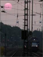 Glutrot und richtig fett stellt sich die Sonne als Motiv zur Schau.