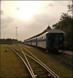 Nur noch eine Fahrt wird die Wangerooger Inselbahn heute fahren, dann ist endlich Feierabend und es wird wieder ruhig im Bahnhof.