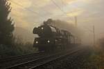 03 1010 mit Sonderzug nach Cochem im Nebel in Essen Horst; November 2012.
