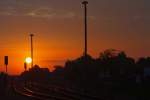 Sonnenaufgang über Bahnanlagen.