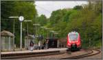 Samstags 12.30 Uhr in Eschweiler. Eine typische Bahnsszene ,festgehalten im April 2013. Der RE 9 nach Siegen macht kurz Halt am Bahnsteig.