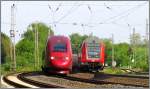 Zugbegegnungen Teil 2, der Thalys nach Paris trifft am Bahnhof von Eschweiler auf den leicht zerbeulten RE1 nach Paderborn. Bildlich festgehalten im Mai 2013.