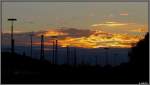 Abendstimmung am Aachener Westbahnhof. Da brennt sie noch nach ,die Sonne,und taucht die Wolken in  violett gelb rote Farbtne. Sommerfeeling im Juli 2013.