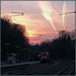Abendrot am Himmel über den Gleisen am Bahnhof von Eschweiler.