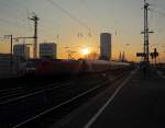 Im Sonnenuntergang fährt ein Regionalzug am Abend des 13.03.2014, von Köln Hbf kommend, in den Bahnhof Köln-Deutz ein.