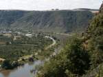 Blick auf die wunderschöne Mosel und ihre Weinberge.