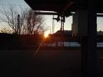 Blick in die aufgehende Sonne im Neusser Hbf auf Gleis 5&6.