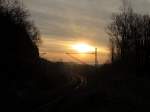 Sonnenaufgang an der KBS 510 nahe Jößnitz, aufgenommen am 11.04.2015