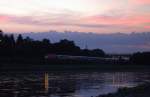 Abendstimmung III Elbe, ein   Eurocity Night  ,  EN 447 Metropl nach Budapest passiert gerade.