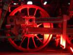 Ein sehr schön beleuchtetes Rad einer Dampflok in Koblenz Lützel.