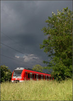 Sonnenschein und tiefschwarze Wolken -    Auf so ein Gelegenheit habe ich lange gewartet, ein aufziehendes Gewitter mit schwarzen Wolken und die Bahn aber noch im Sonnenlicht.