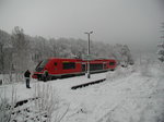 Pünktlich zum Weihnachtsabend fiel 2004 der Schnee im Thüringer Wald. Wenige Tage später warten Fahrgäste im verschneiten Bahnhof Luisenthal auf die einfahrende Regionalbahn in Richtung Gotha. (27.12.2004)