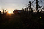 Gleich liegt das Remstal im Schatten -

Eine S2 auf dem Weg nach Schorndorf, während über den Höhenzug des Kernen und Kappelberges gerade noch die Sonne herüberstrahlt.

Bei Weinstadt-Endersbach.

05.12.2016 (M)