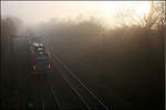 Die Sonnenstrahlen versuchen sich gegen den Nebel zu behaupten -    Ein S-Bahnzug auf der S2 in Richtung Filderstadt am Ortsrand von Kernen-Rommelshausen an einem nebeligen Dezember-Morgen.