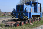 Die ausgediente LKM V10B (252469/1966) war Anfang April 2019 am Ortseingang von Samtens auf einen Straßenroller zu sehen.