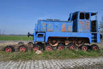 Die ausgediente LKM V10B (252469/1966) auf einen Straßenroller Anfang April 2019 am Ortseingang von Samtens.