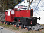 Kleinlok und Straßenroller umfunktioniert zum Hinweisschild für die Anfahrt zum Oldtimermuseum Prora.