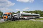 Wagenkasten neuen ICx-Mittelwagens auf einem Spezialtransporter auf dem Autobahnparkplatz Steinhausen an der A44 von Kassel nach Dortmund.