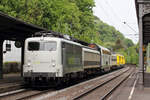 Railadventure 139 558-1 mit 2 Schutzwagen einem Schweizer Dosto Restaurant Wagen und mehreren neuen Gleisbaufahrzeugen in Rolandseck Bf.