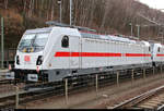 Blick auf 147 558-1, die in einer Überführung, von Tschechien kommend, mit 103 222-6 der RailAdventure GmbH eingereiht ist und auf einem Abstellgleis im Bahnhof Bad Schandau steht.