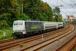 111 215 Railadventure mit zwei Schutzwaggons in Wuppertal, am 27.09.2021.