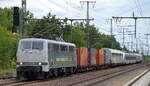RailAdventure GmbH, München mit der  111 082  (NVR:  91 80 6111 082-4 D-RADVE ) und einem interessanten Überführungszug, u.a.