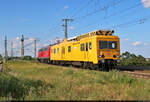 Oberleitungsrevisionstriebwagen (ORT) 708 306-6 (188 306-5) wird von 219 001-5 (V 169 001) nach Cottbus überführt.