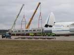 In Parchim wird eine U-Bahn in eine Antonov geschoben um dann nach Indien zu fliegen. 11.03.2009