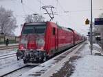 Winterwonderland in Niedersachsen. 146 266 befindet sich am 11.01.2026 mit ihrem 10 Minuten verspäteten RE1 und einer dicken Eisschicht am Bahnhof Eystrup auf dem Weg nach Hannover Hbf.