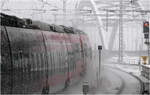 Starker Schneefall in München -    Vorbeifahrt eines Talent 2 Zuges am S-Bahnhof Hirschgarten.