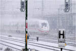 Starker Schneefall in München - 

Unter einer Schneefahne auf dem Dach rauscht ein ICE 4 an der S-Bahnstation Hirschgarten in Richtung München-Pasing vorbei.

19.02.2026 (M)