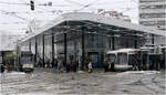 Die Augsburger Straßenbahn im Winter -     An der zehngleisigen Haltestelle Königsplatz treffen alle fünf Straßenbahnlinie aufeinander.